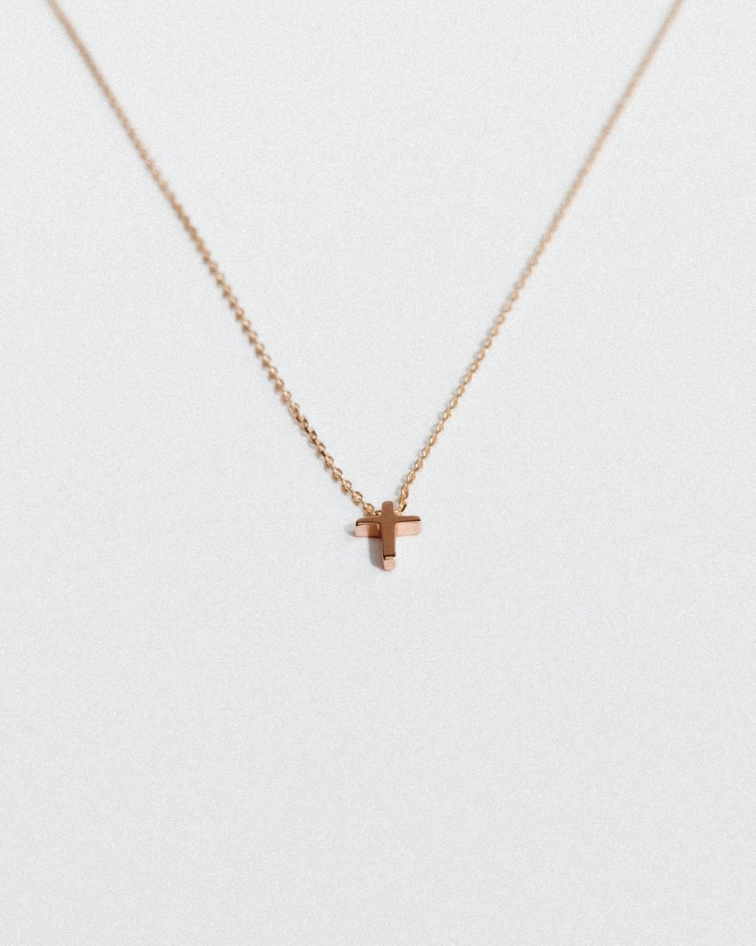 Lanț cu cruce mică din aur rose