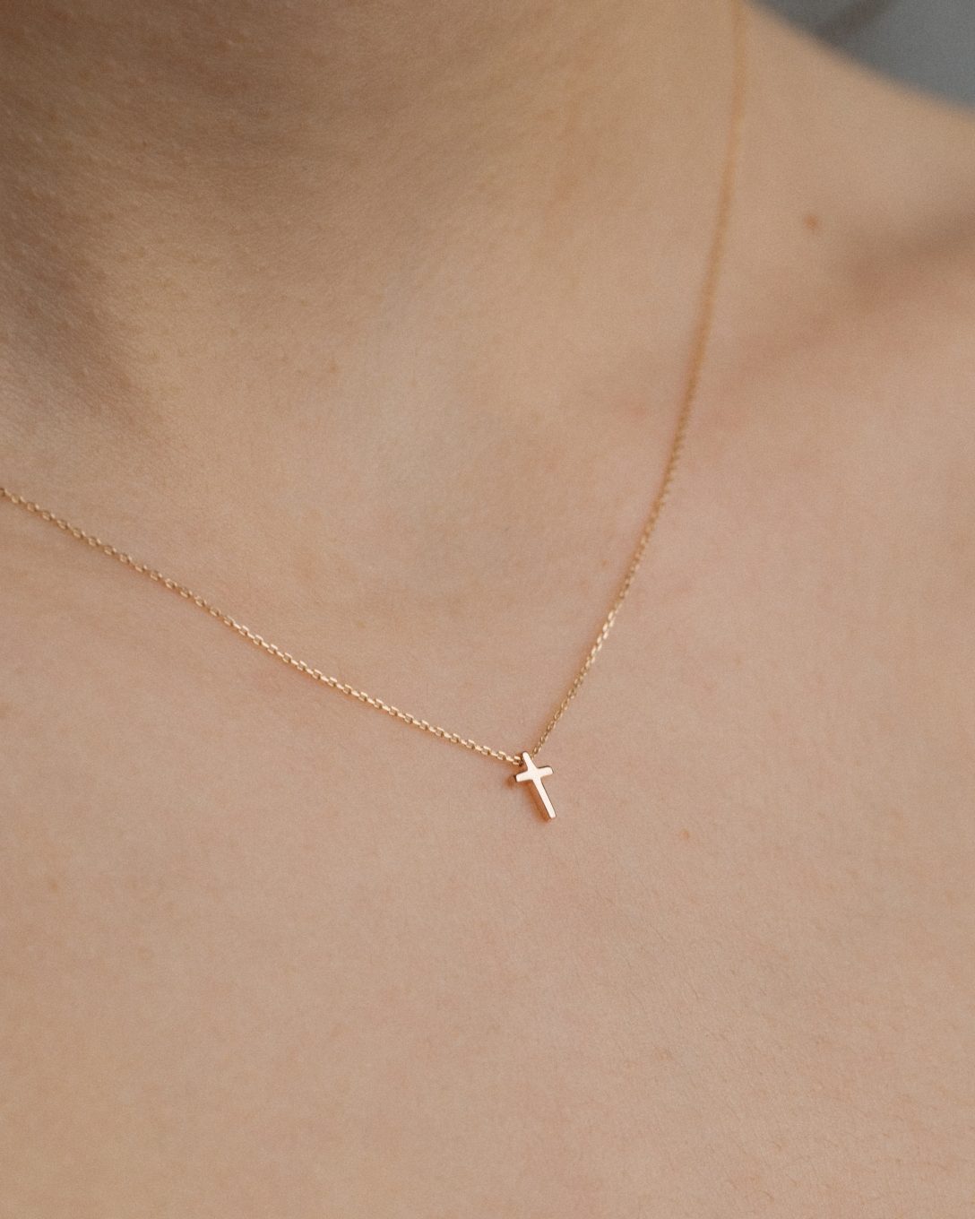 Lanț cu cruce mică din aur rose