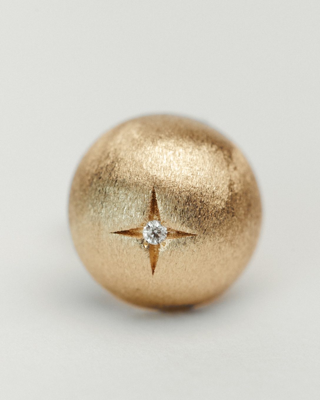 Cercei globes mici din aur galben cu diamant natural