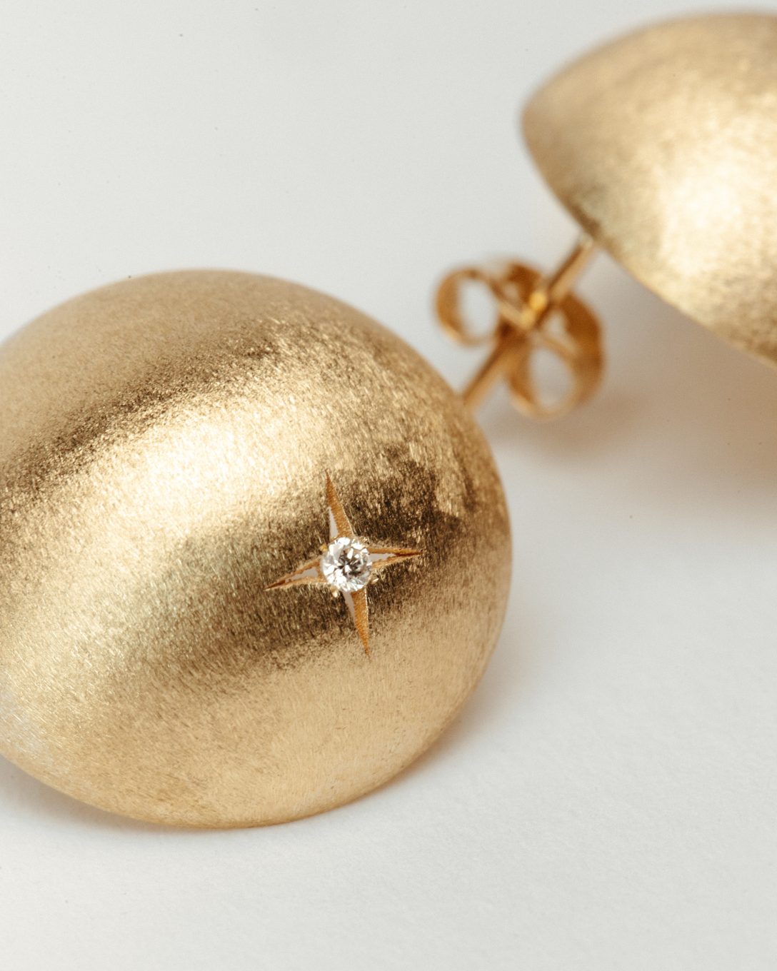 Cercei globes mari din aur galben cu diamant natural