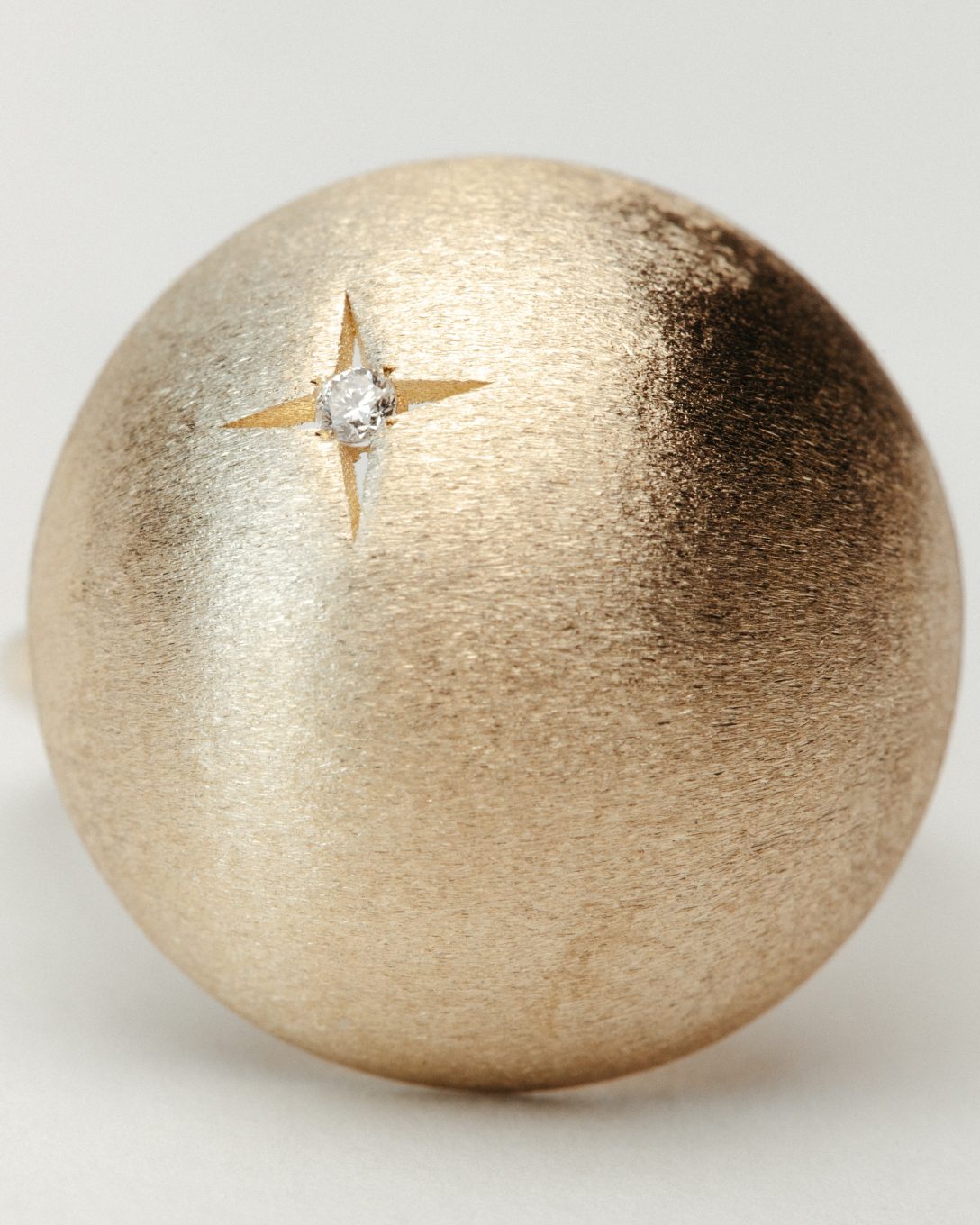 Inel mare Globe din aur galben cu diamant natural