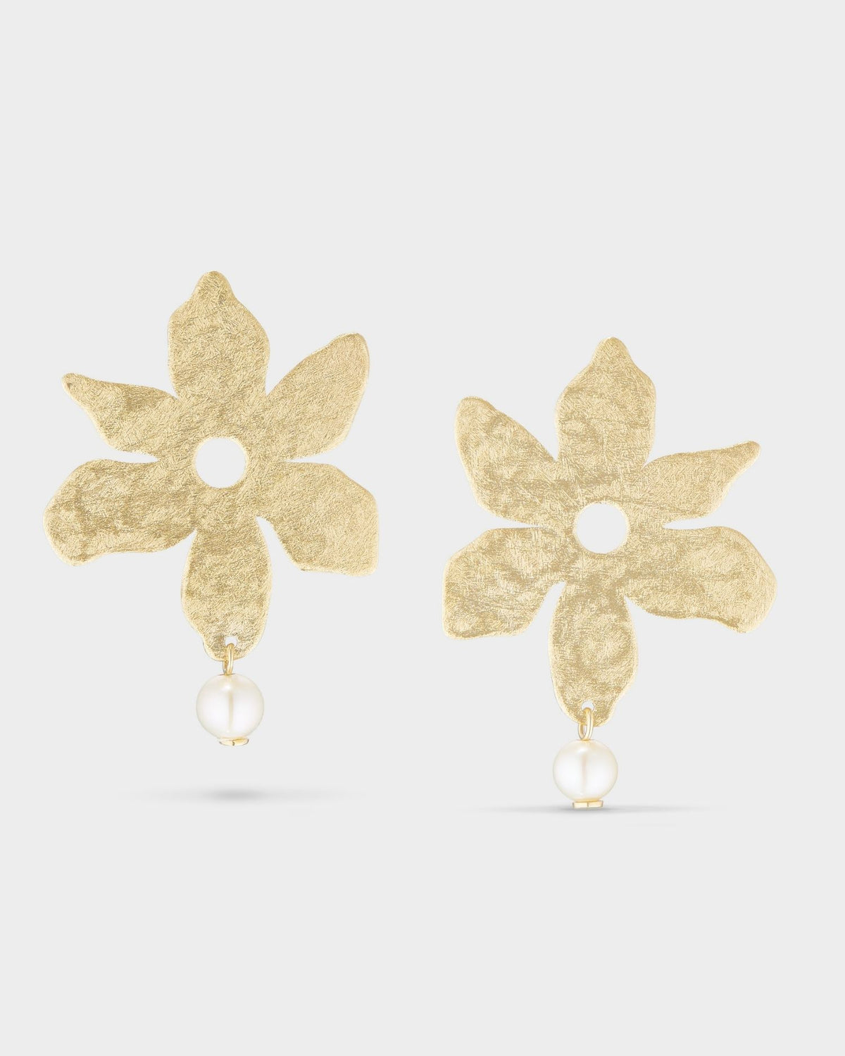Yellow gold flower and pearl earrings
