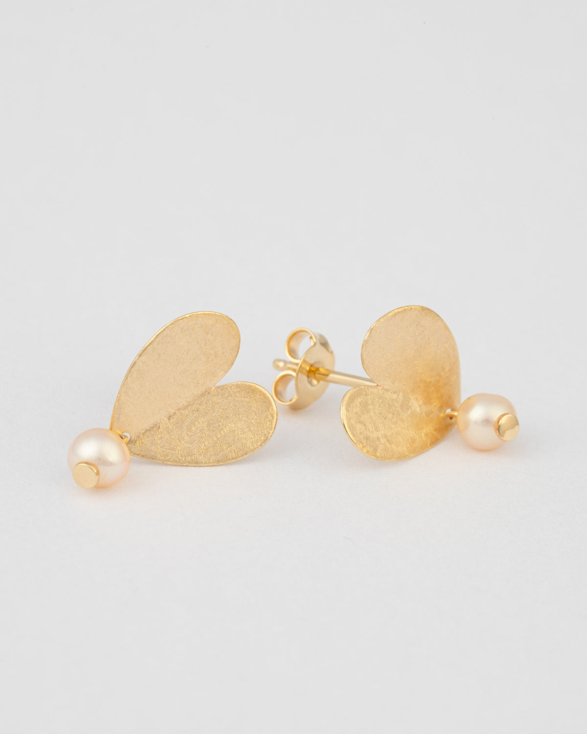 Small yellow gold solid heart and pearl earrings