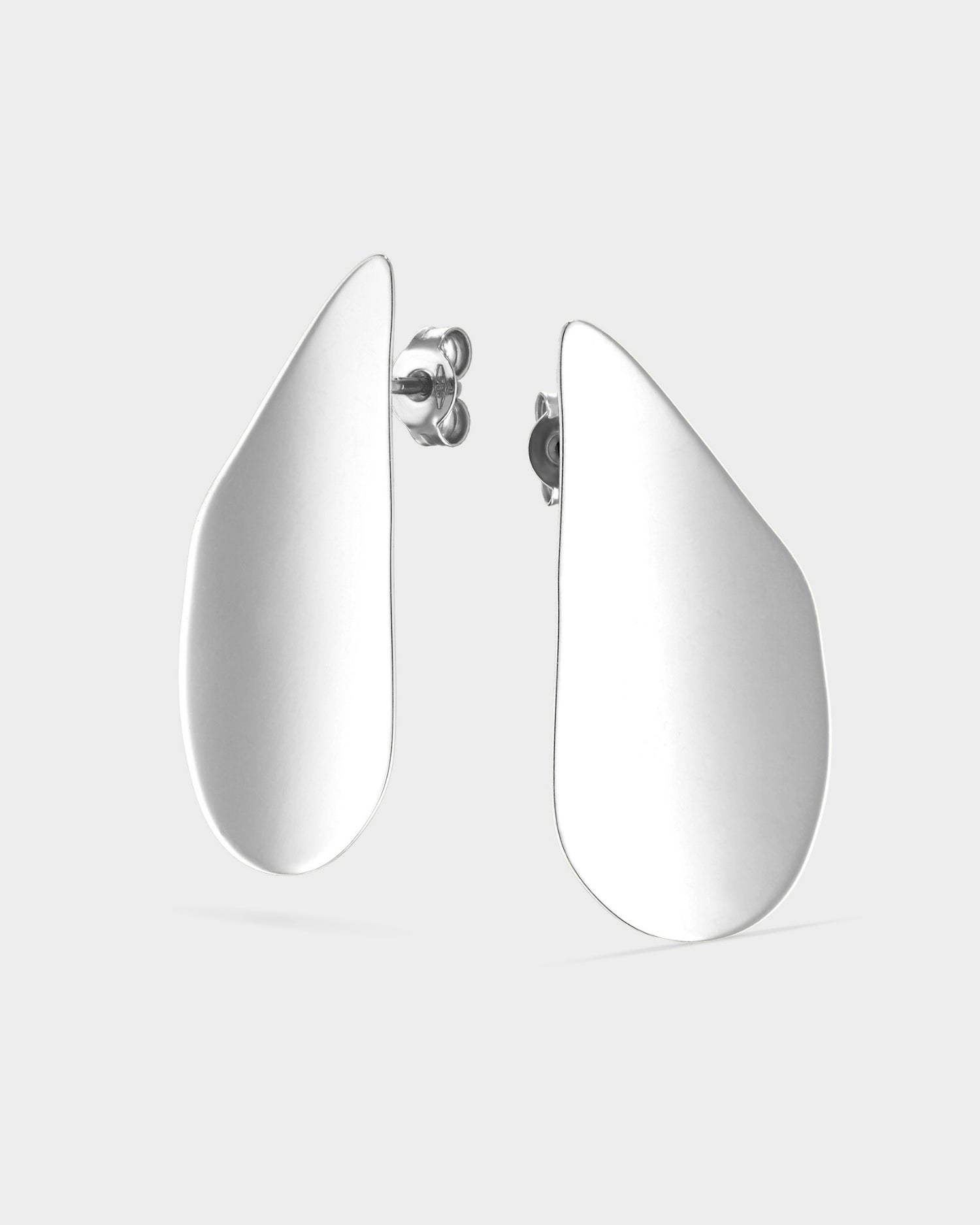 14k white gold glossy seashell earrings 