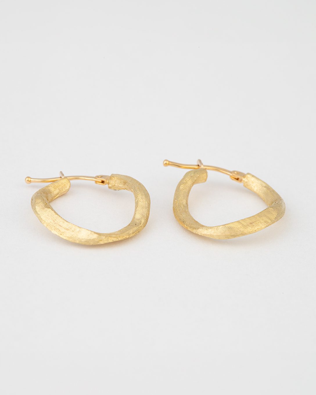 Yellow gold mini Brushed earrings