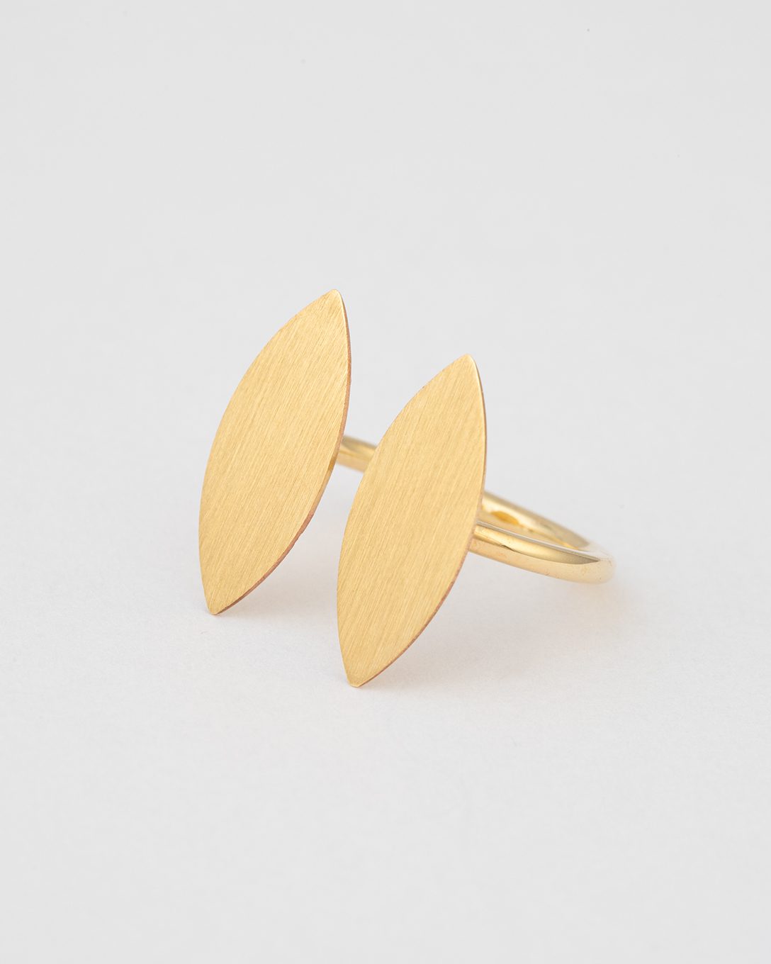Yellow gold Oleandro ring
