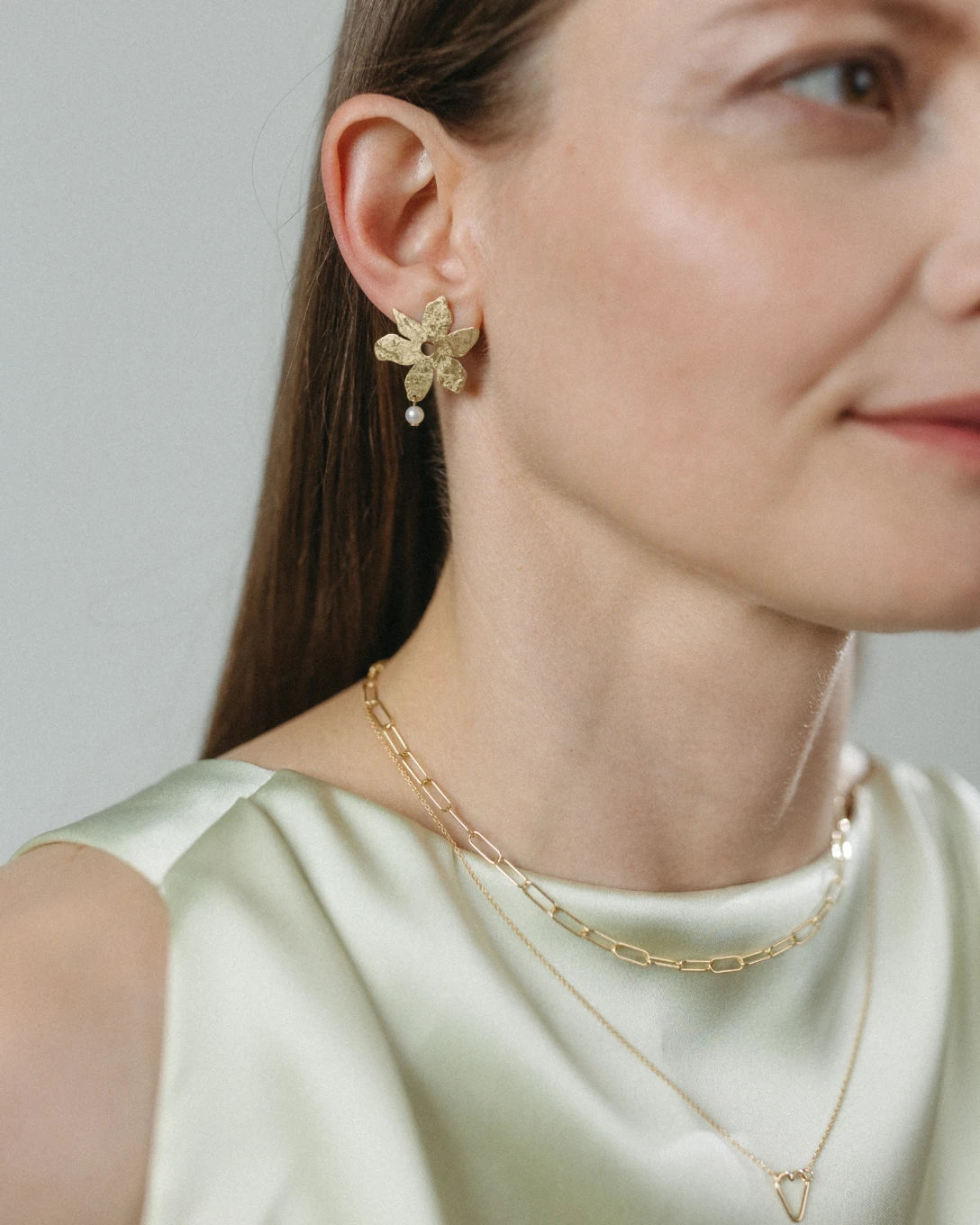 Yellow gold flower and pearl earrings