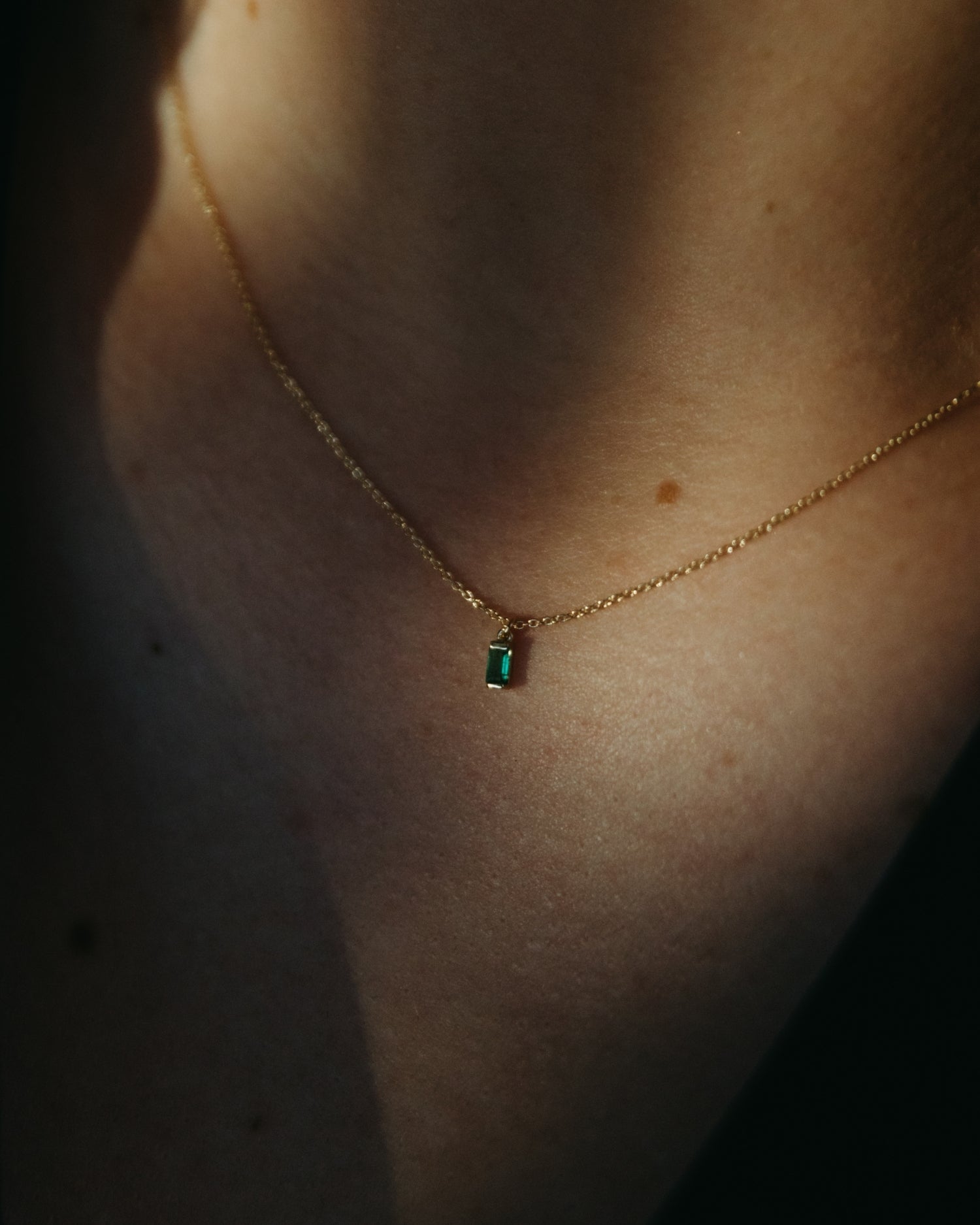 Baguette 14k gold necklace with emerald gemstone