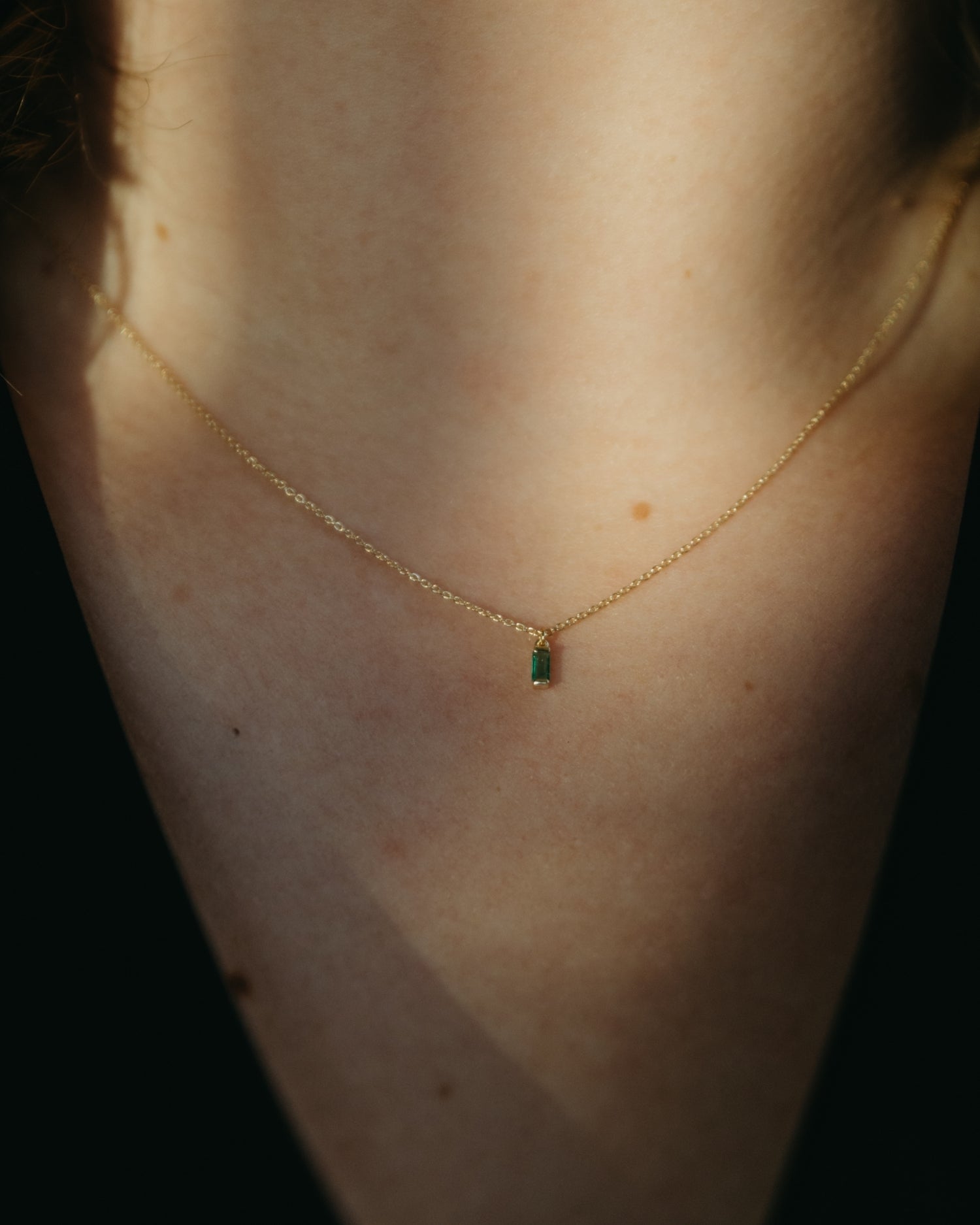 Baguette 14k gold necklace with emerald gemstone