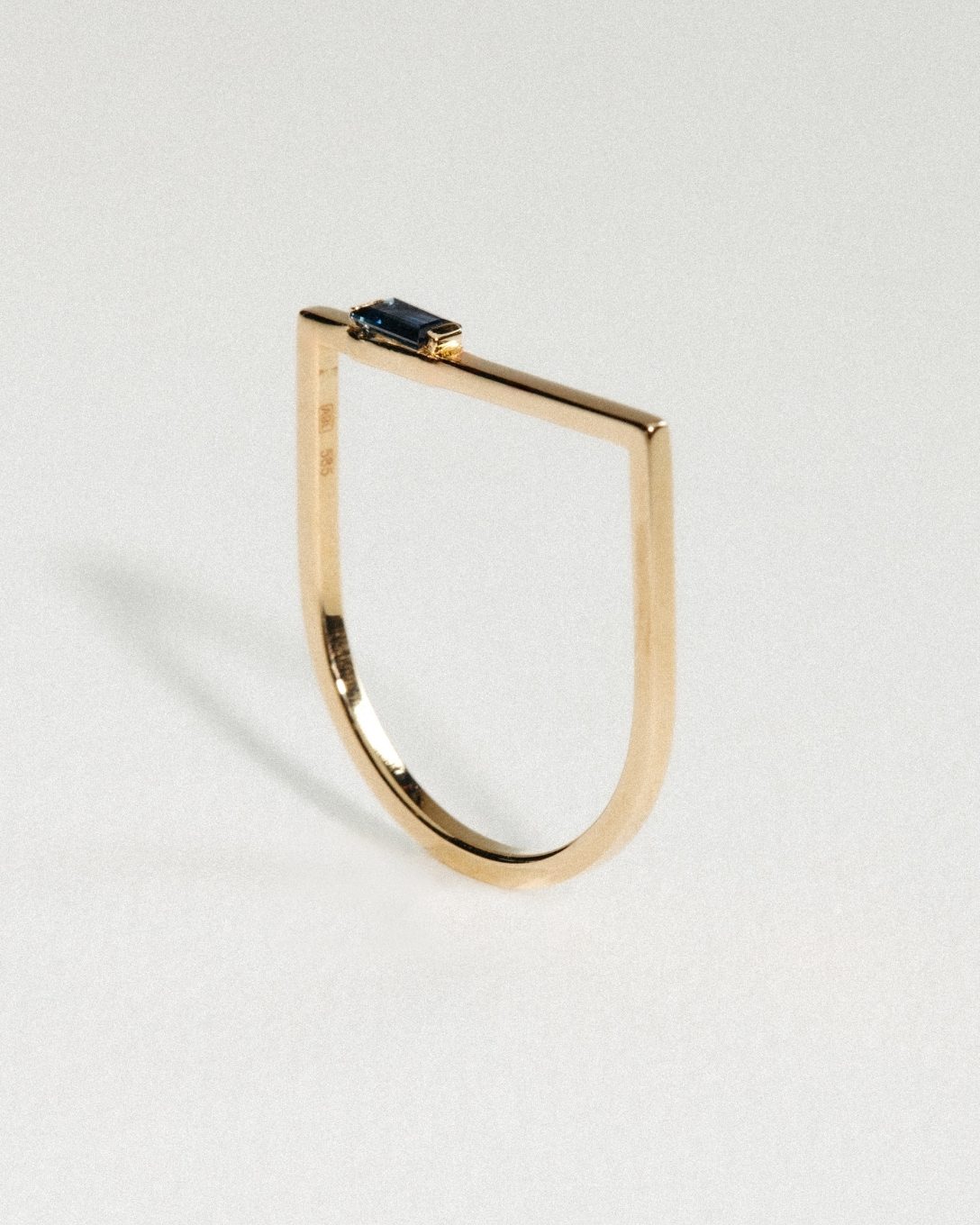 Inel Baguette din aur galben cu safir