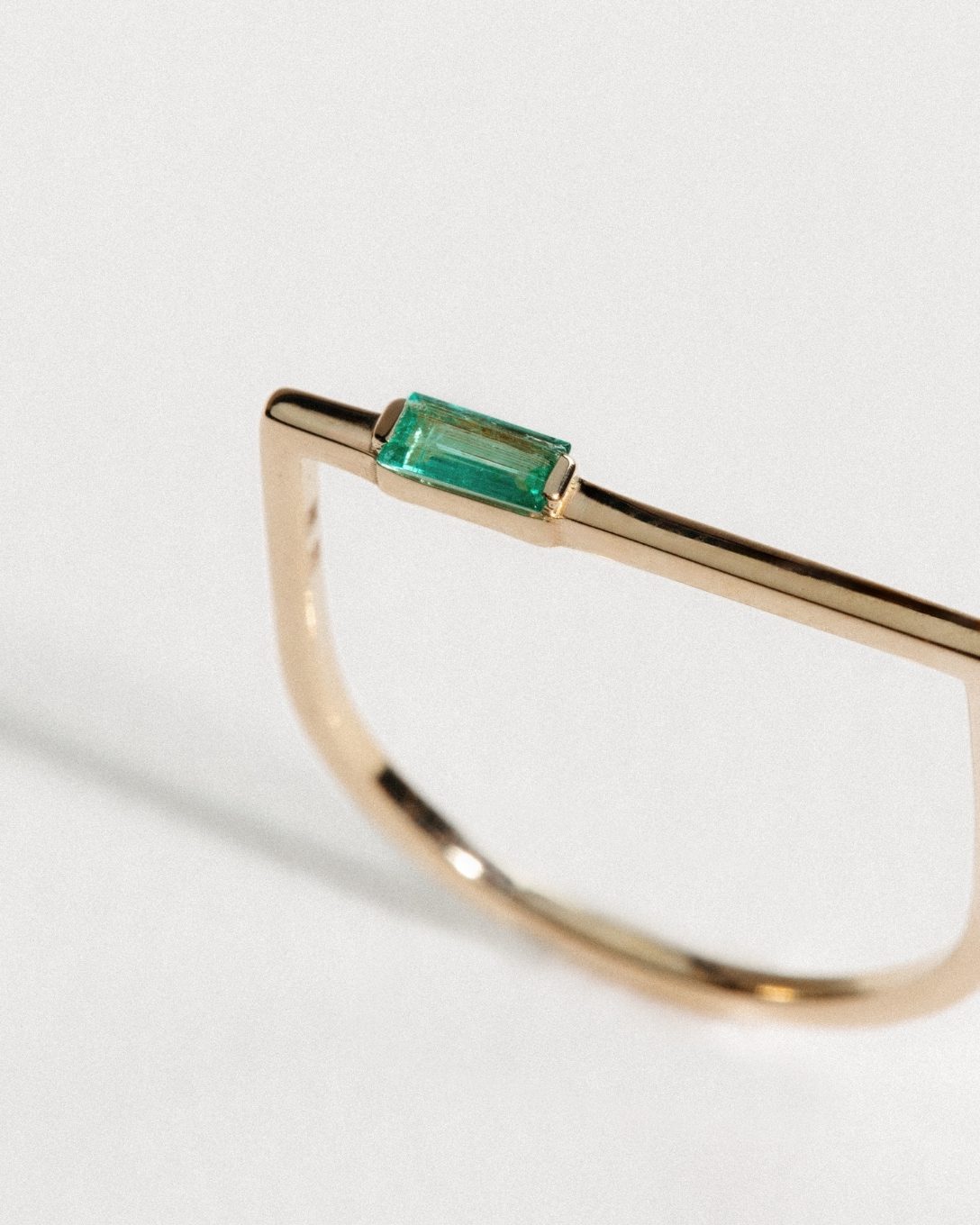Inel Baguette din aur galben cu smarald