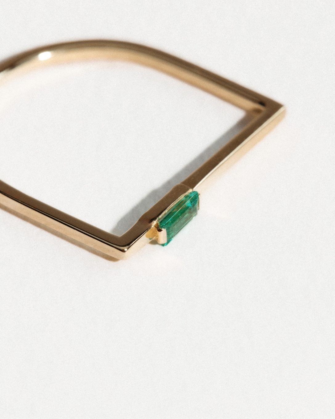 Inel Baguette din aur galben cu smarald