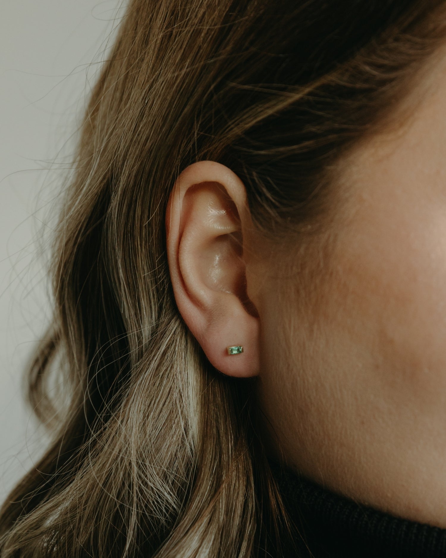 Baguette 14k gold stud earrings with emerald gemstones