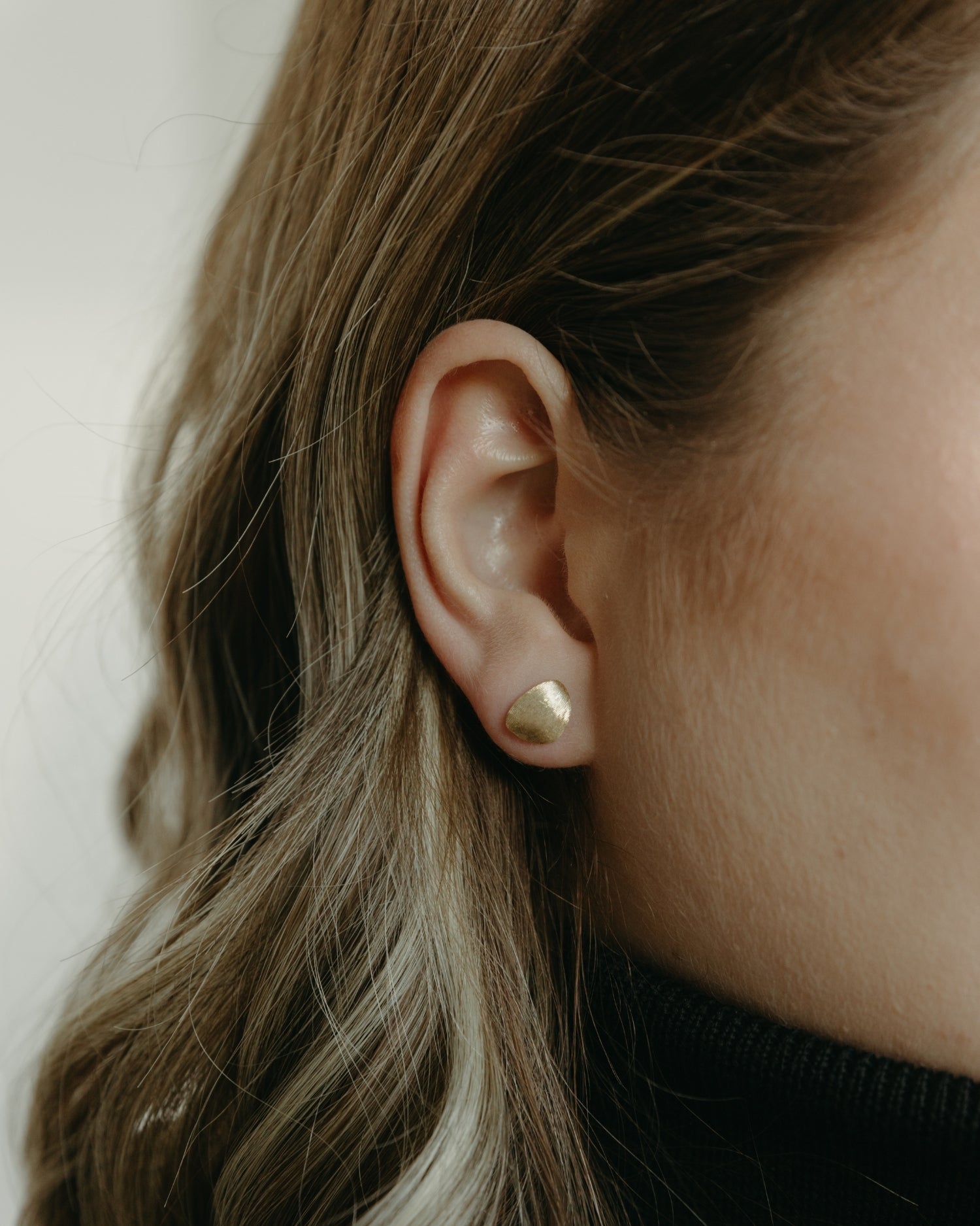 Brushed yellow gold mini stud earrings