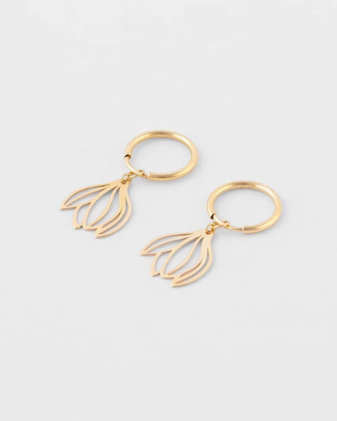 Cercei magnolie mini hoop din aur galben