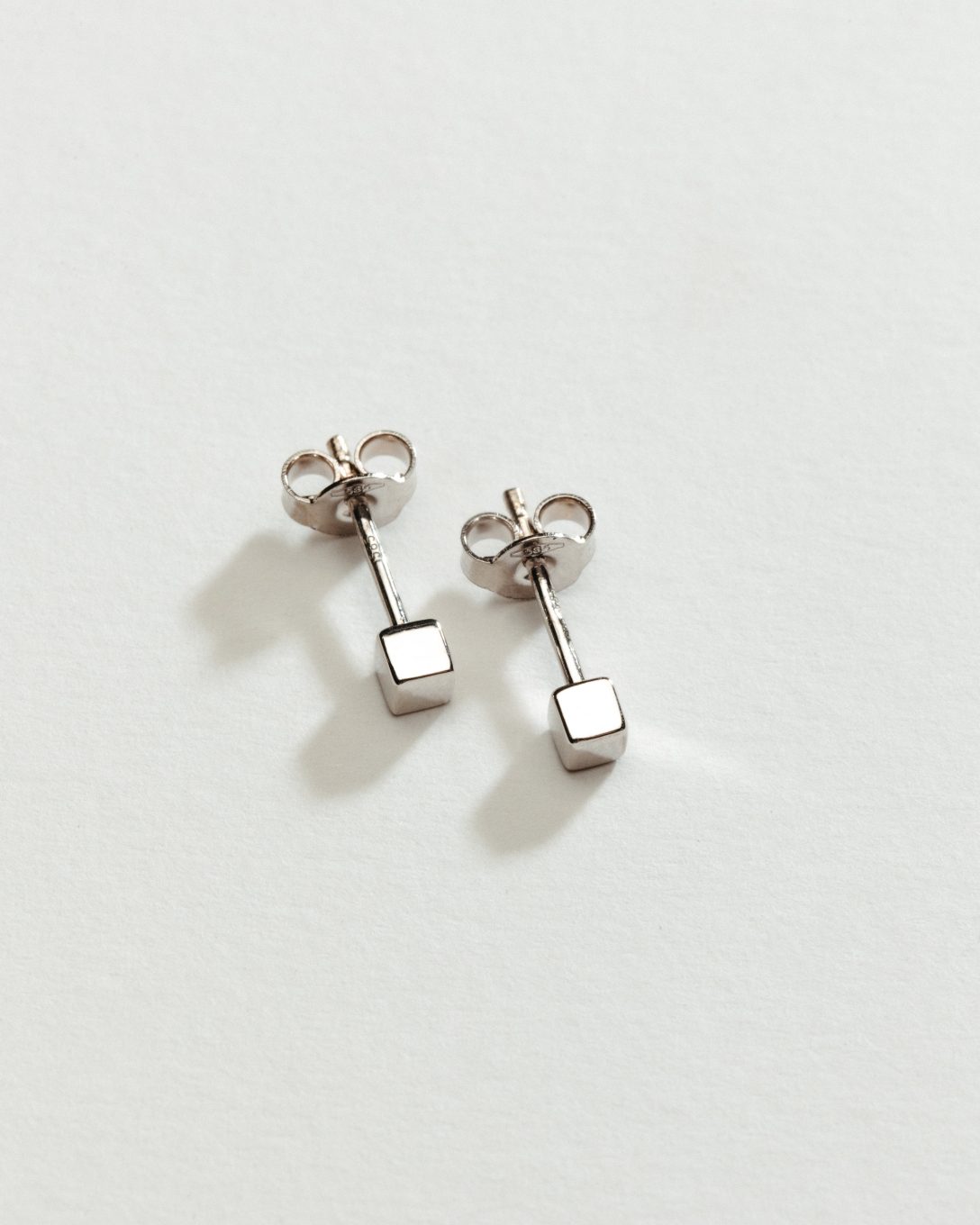 Cercei cub din aur alb