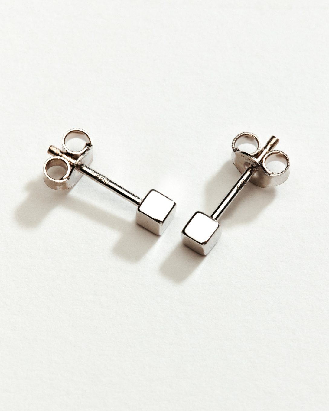 Cercei cub din aur alb