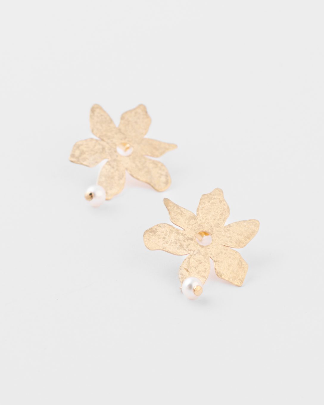Yellow gold flower and pearl earrings
