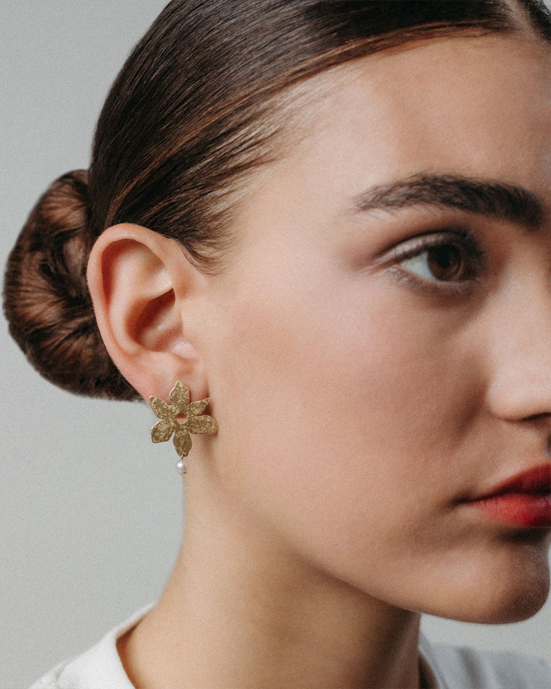 Yellow gold flower and pearl earrings