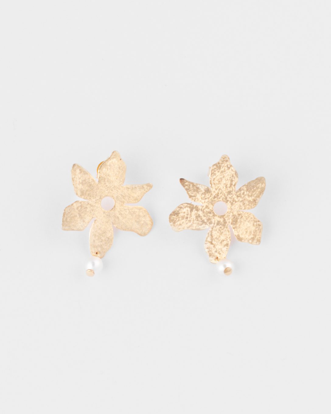 Yellow gold flower and pearl earrings