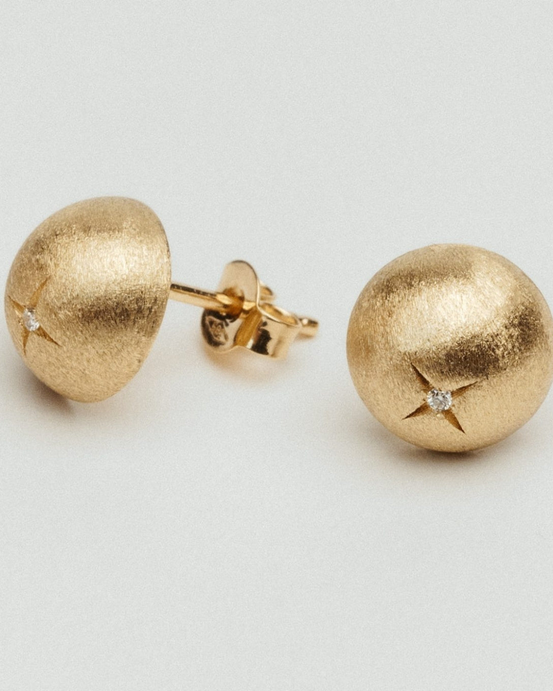 Cercei globes mici din aur galben cu diamant natural