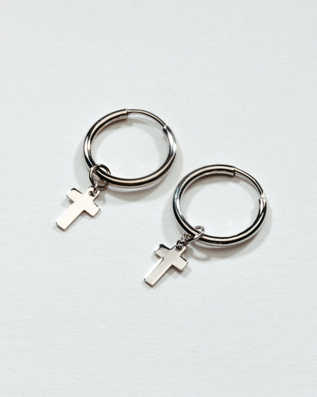 Cercei hoop cruce din aur alb