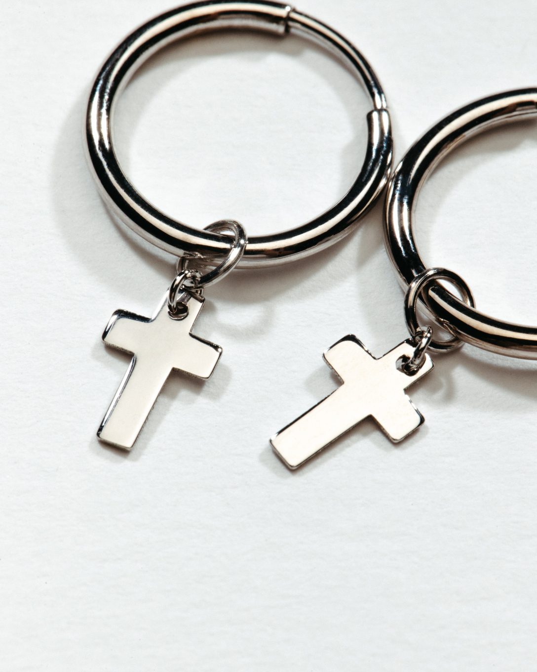 Cercei hoop cruce din aur alb