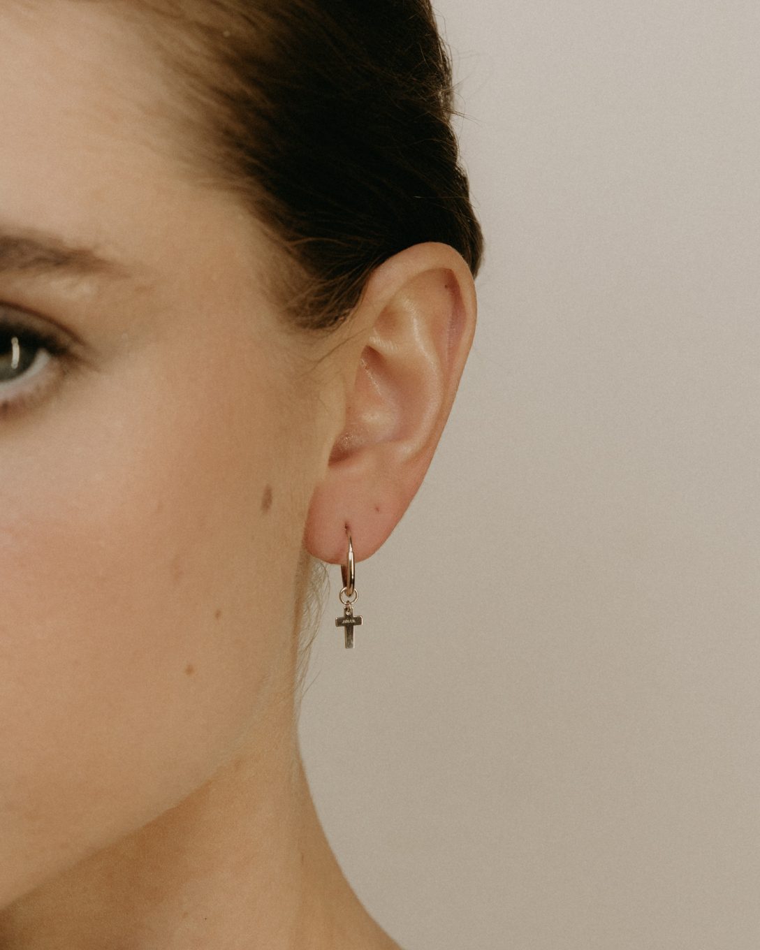 Cercei hoop cruce din aur alb