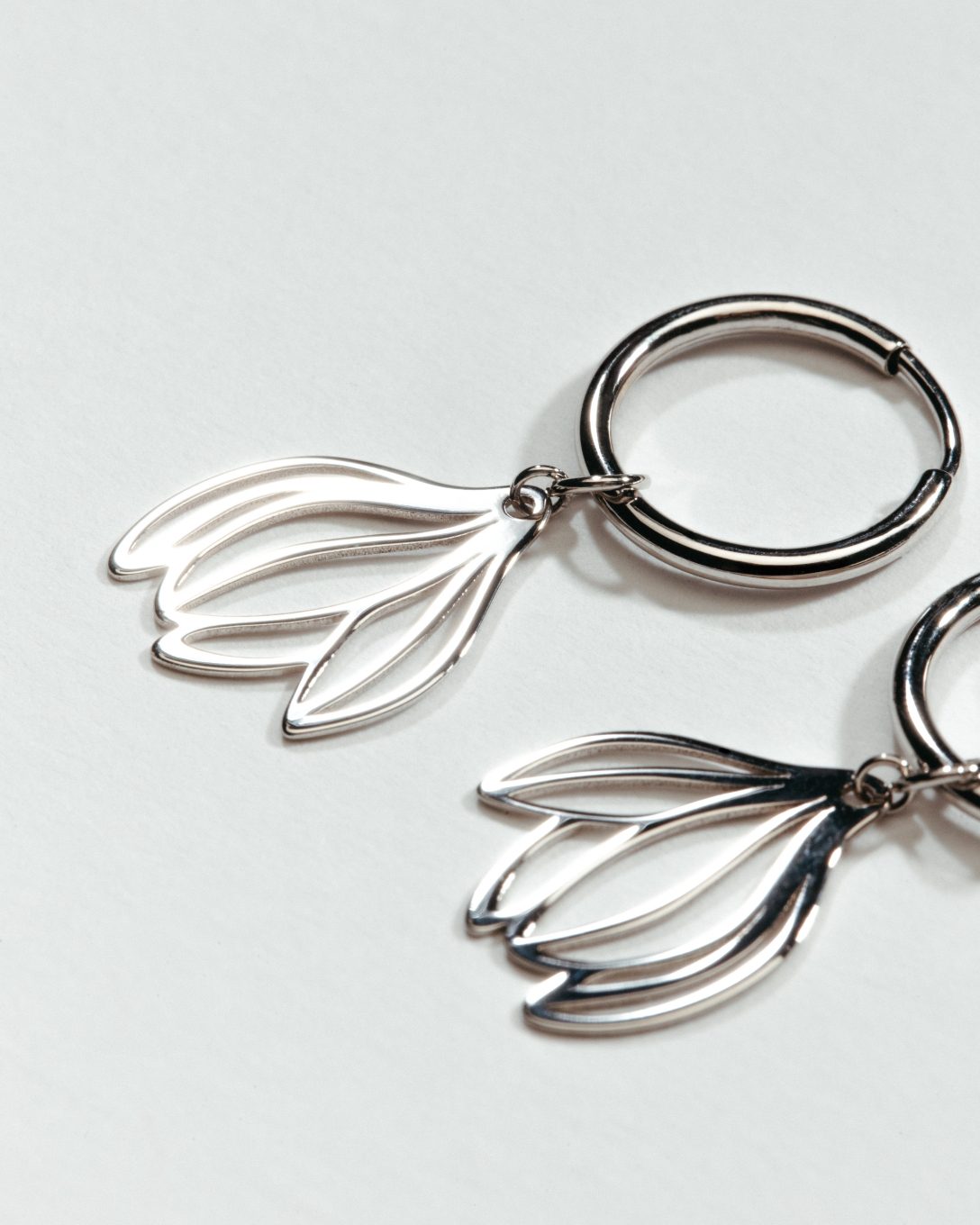 Cercei magnolie mini hoop din aur alb