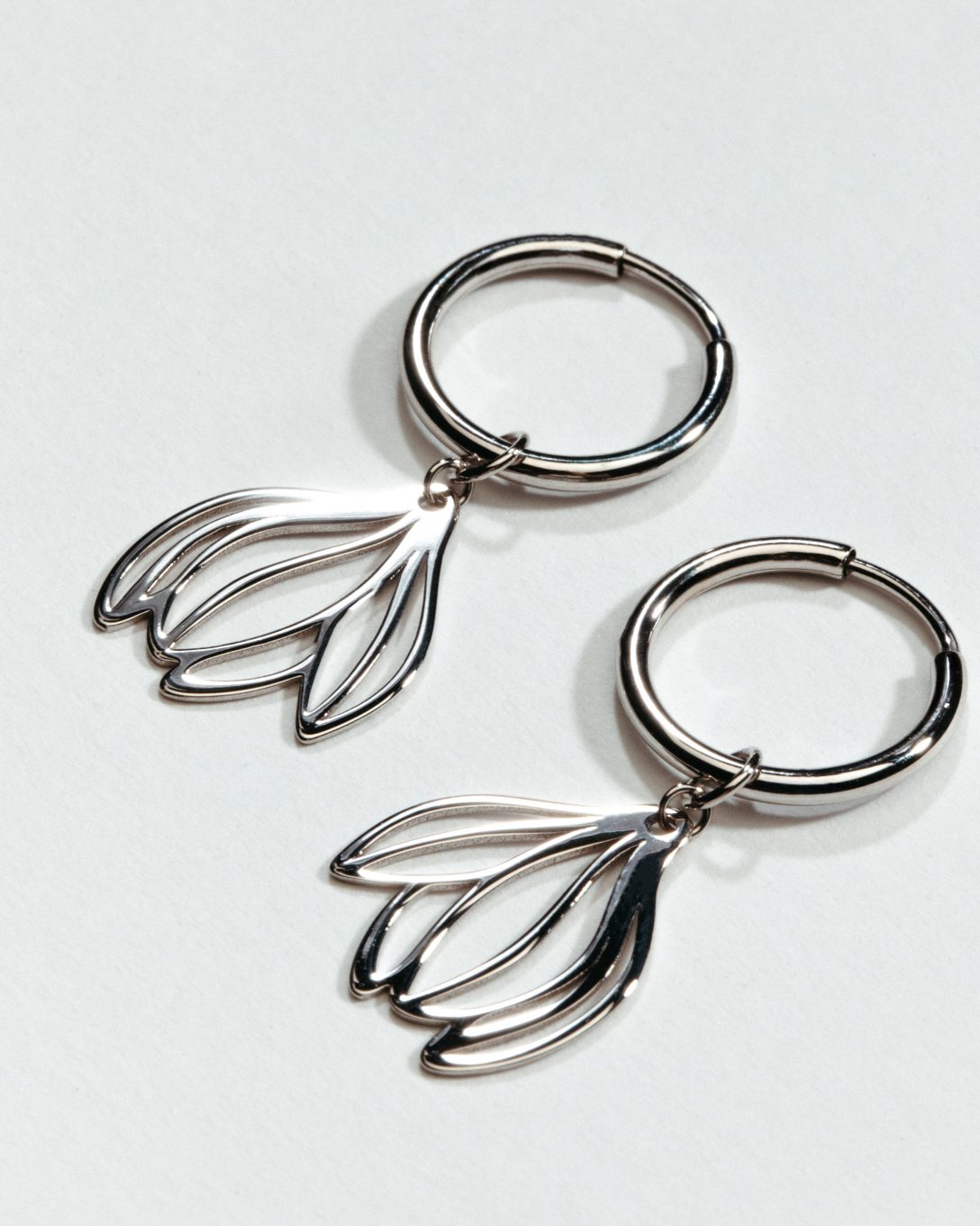 Cercei magnolie mini hoop din aur alb