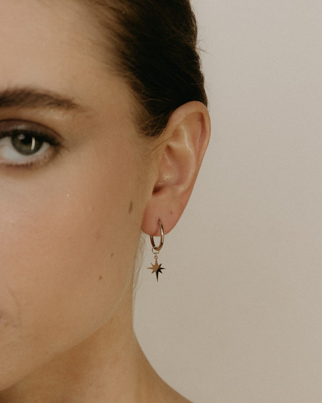 Cercei hoop stea din aur alb