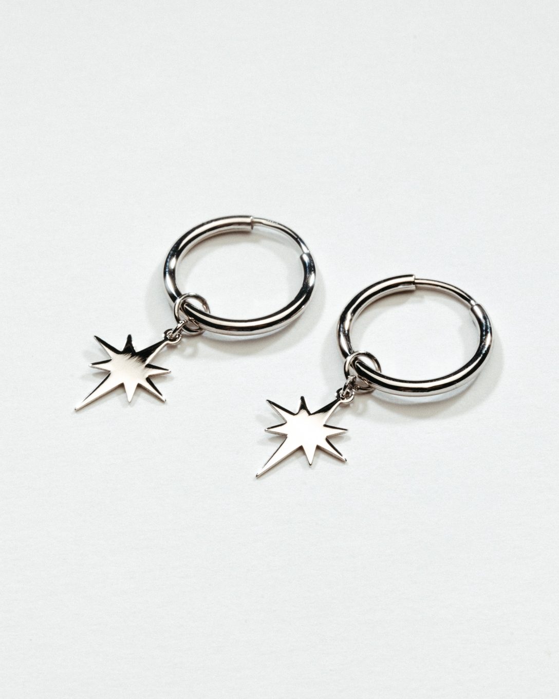 Cercei hoop stea din aur alb