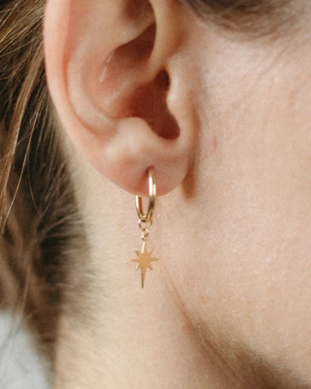 Cercei mici hoop cu stea din aur galben