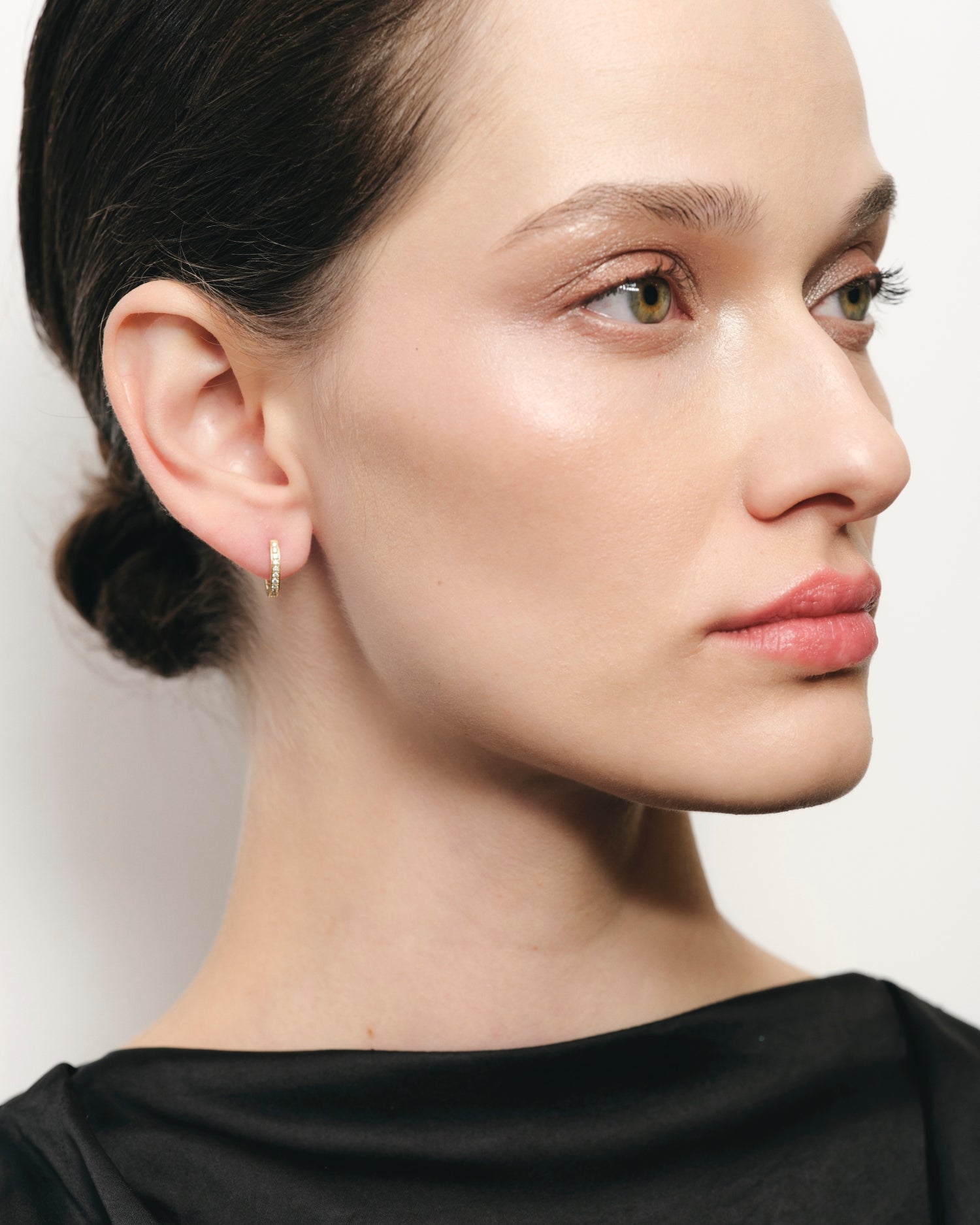 Cercei Huggies din aur galben cu diamante naturale