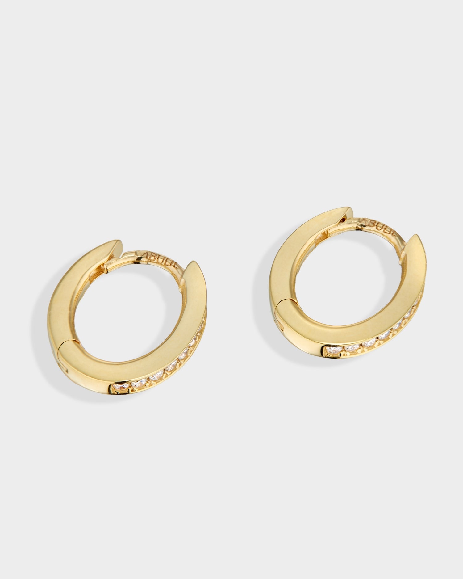 Cercei Huggies din aur galben cu diamante naturale