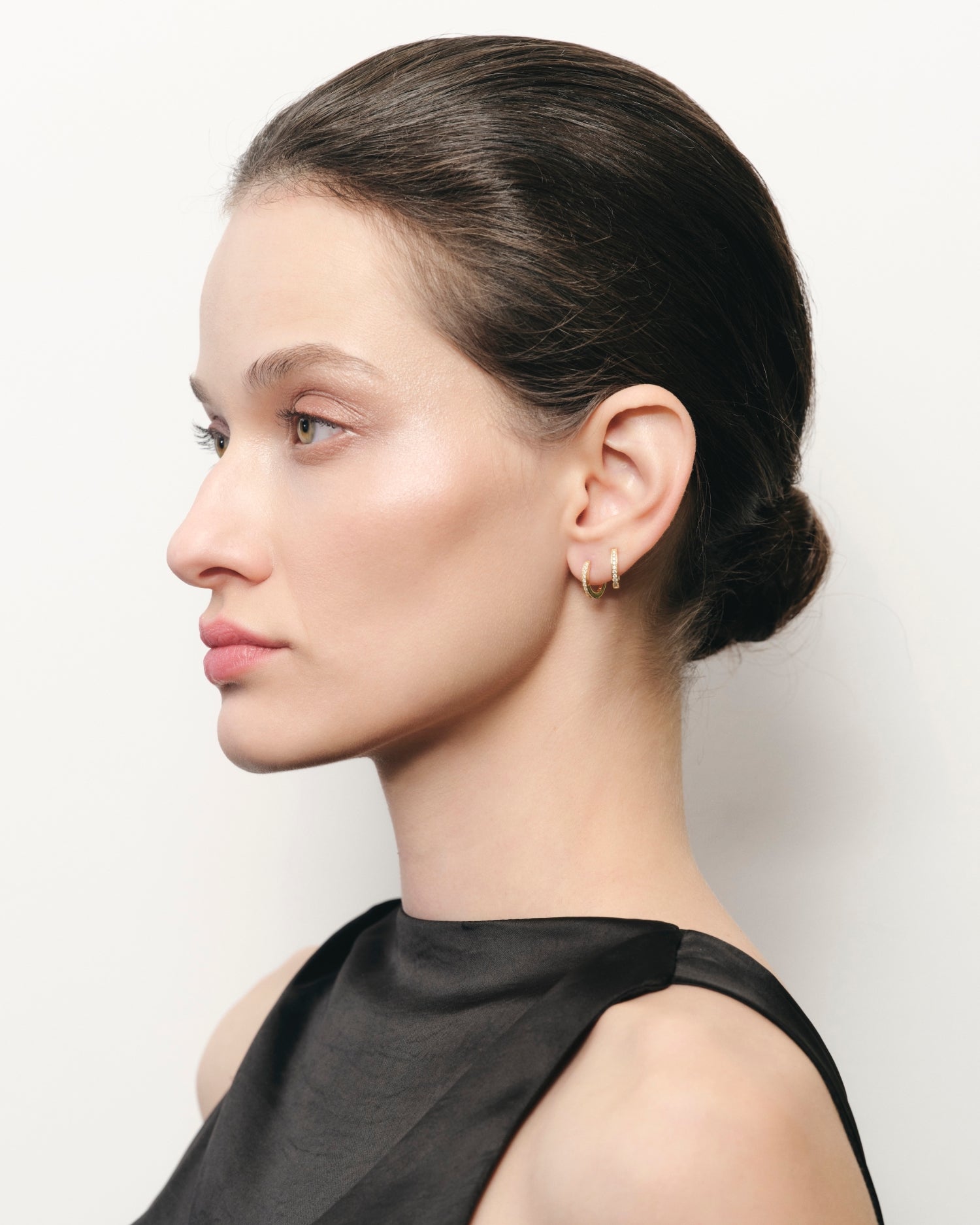 Cercei Huggies din aur galben cu diamante naturale