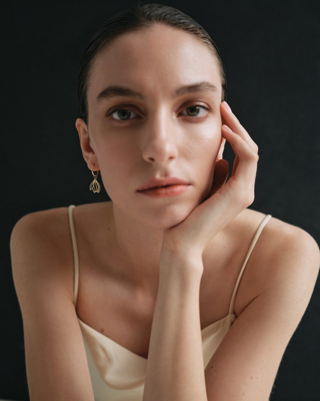 Cercei magnolie mini hoop din aur galben