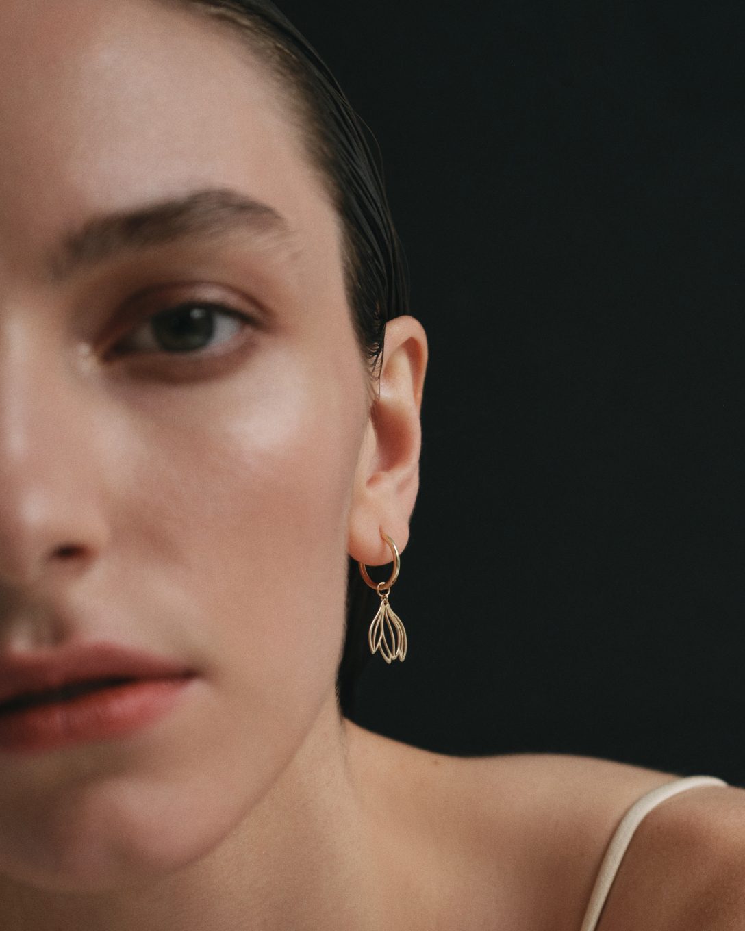 Cercei magnolie mini hoop din aur galben