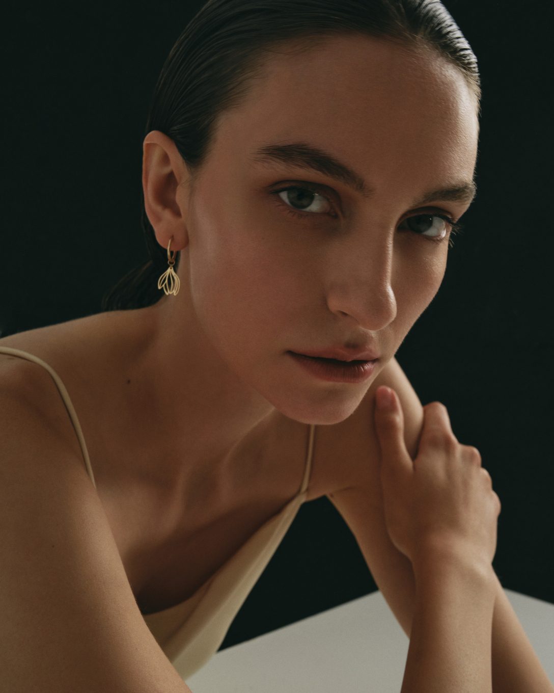 Cercei magnolie mini hoop din aur galben