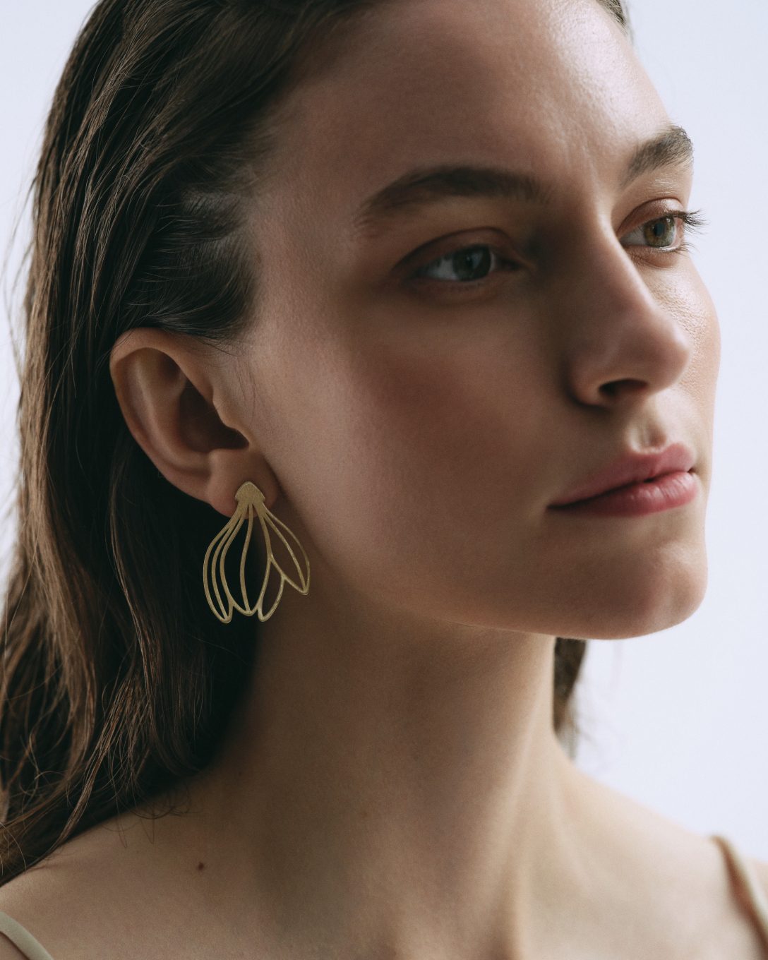 Cercei mari cu magnolie din aur galben