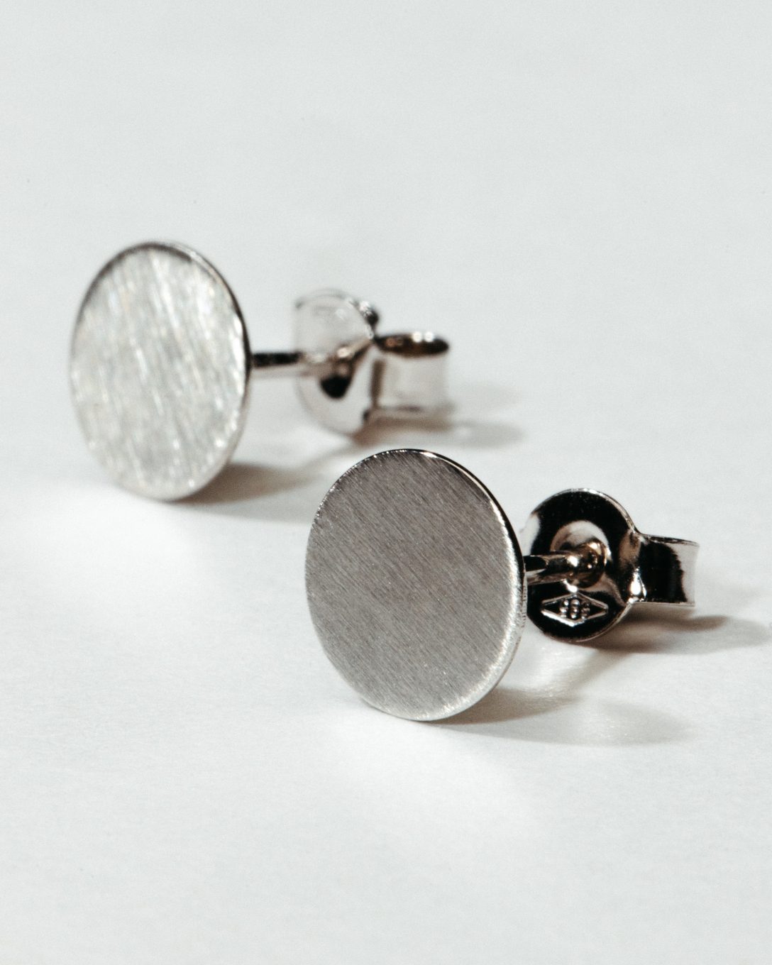 Cercei mini circle din aur alb