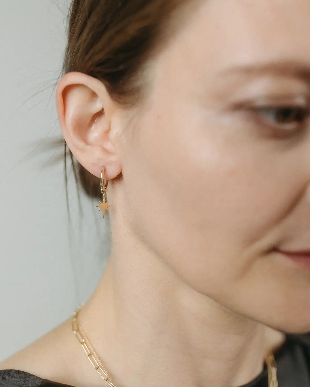 Cercei mici hoop cu stea din aur galben