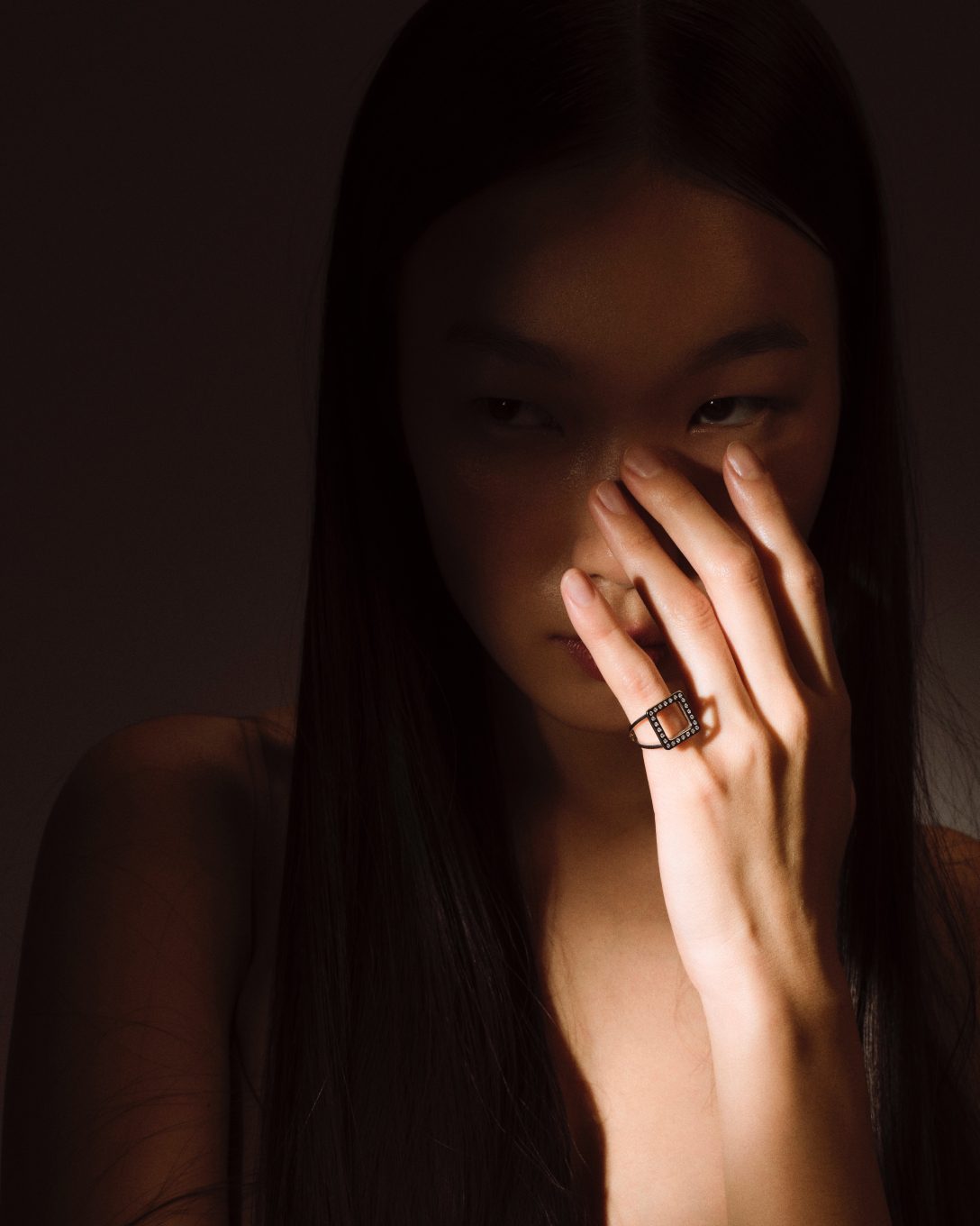 Diamond white gold manifest ring