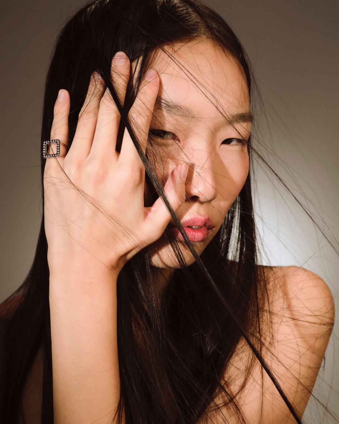 Diamond white gold manifest ring