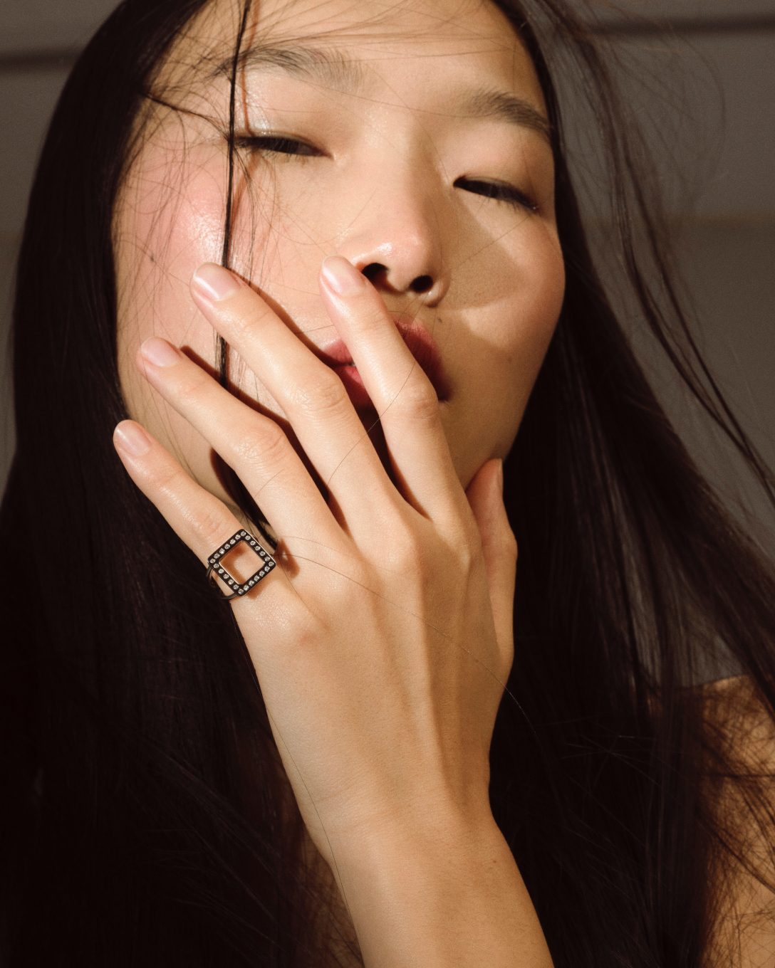 Diamond white gold manifest ring