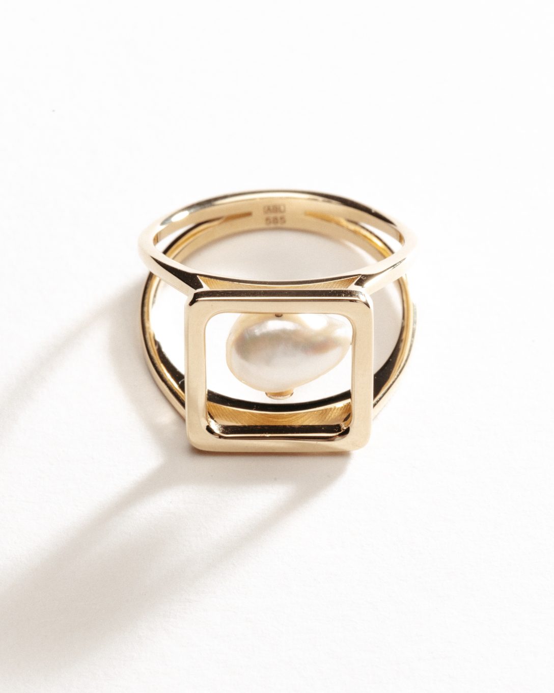 Yellow gold Manifest ring with natural baroque pearl