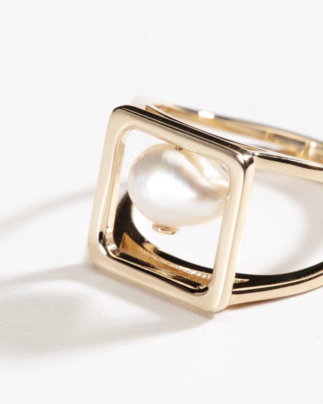 Yellow gold Manifest ring with natural baroque pearl