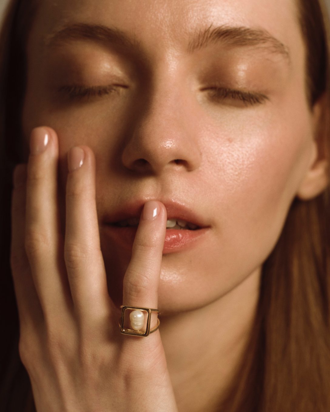 Yellow gold Manifest ring with natural baroque pearl