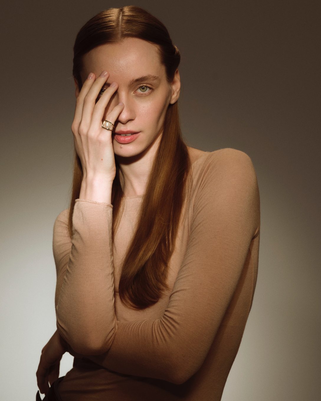 Yellow gold Manifest ring with natural baroque pearl