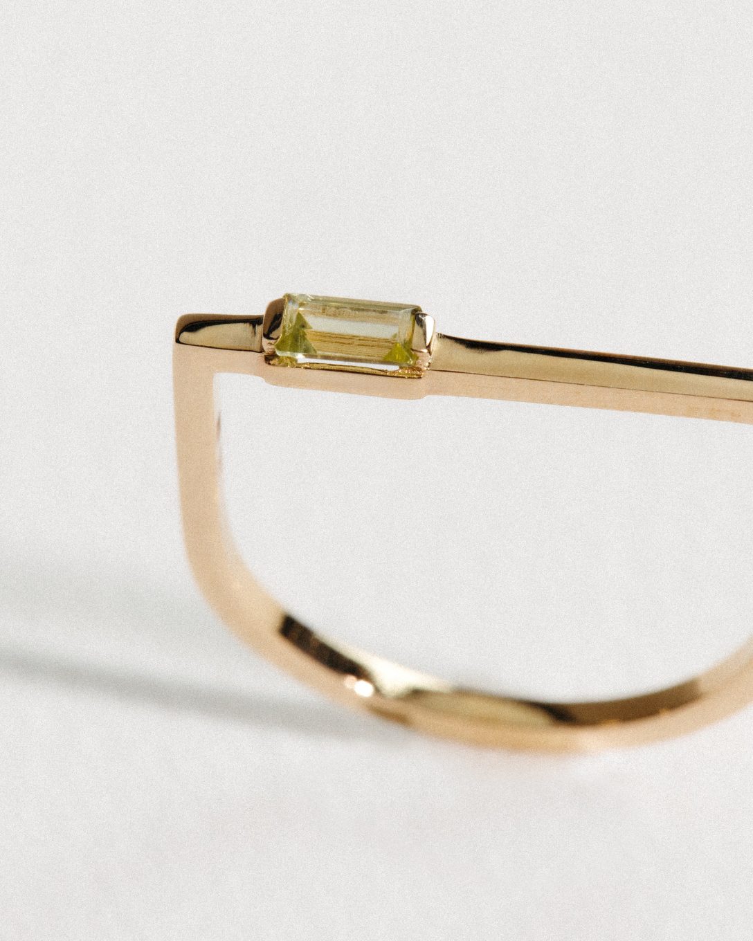 Inel Baguette din aur galben cu peridot